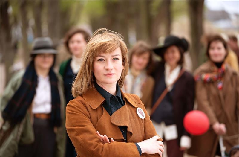 Zweiteiler „Alice” mit Nina Gummich in der ARD Nina Gummich als Alice Schwarzer in einer Szene aus «Alice».