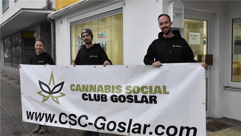 Goslarer Cannabis-Club wächst und sieht noch Potenzial Nina Gunkel, Henrik Rühe und Tiago Möcker (v. l.) haben mit ihrem Cannabis-Social-Club einen Standort auf dem Kramerswinkler Marktplatz bezogen. Seit März läuft dort die Ausgabe.