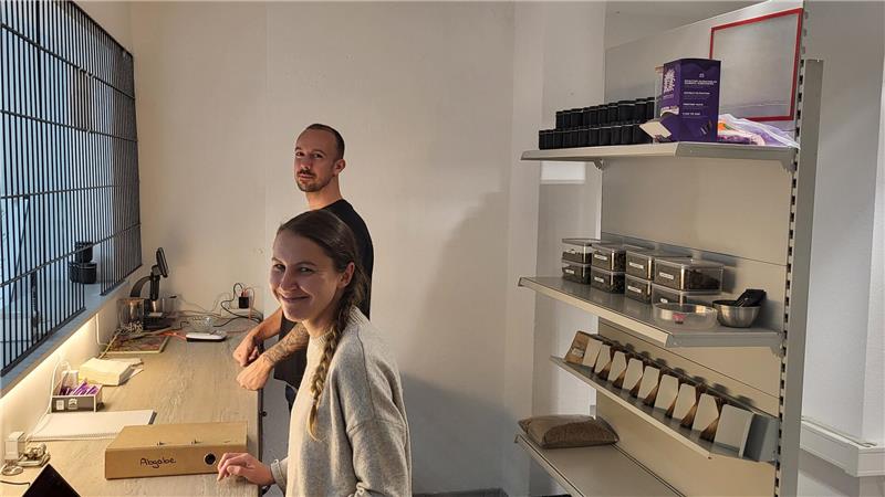 Goslarer Cannabis-Club wächst und sieht noch Potenzial Nina Gunkel und Tiago Möcker in der Ausgabestelle am Kramerswinkler Marktplatz, die fünfmal pro Woche öffnet.
