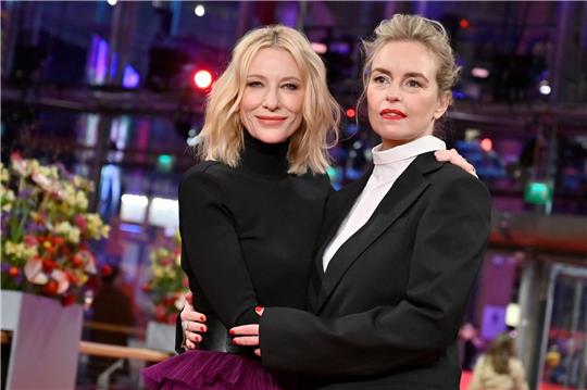 Nina Hoss (r) und Schauspiel-Kollegin Cate Blanchett auf der Berlinale.