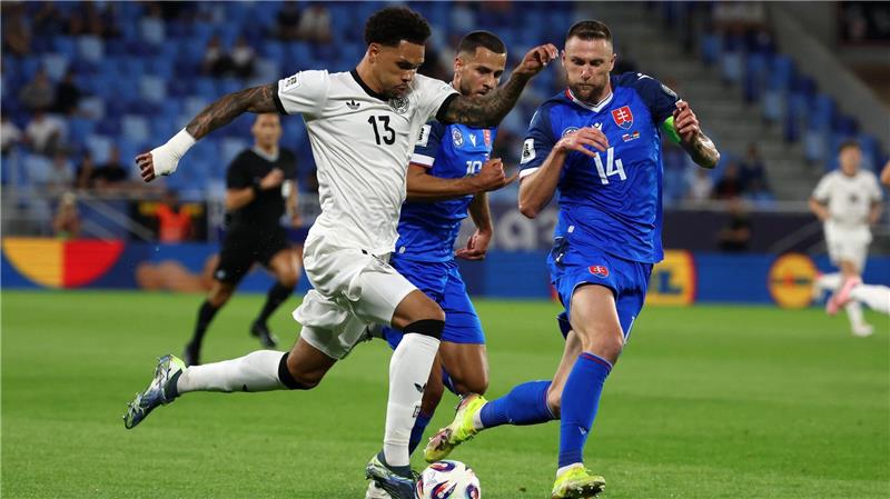 Kimmich schützt Collins: Kann 100 Länderspiele machen Nnamdi Collins (l) konnte bei seinem Länderspiel-Debüt nicht liefern.