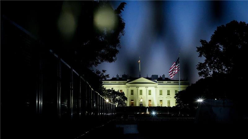 „No Kings“: Während in den USA am 18. Oktober 2025 Proteste gegen die Trump-Administration stattfinden, bleibt das Weiße Haus hinter einem Zaun gesichert.