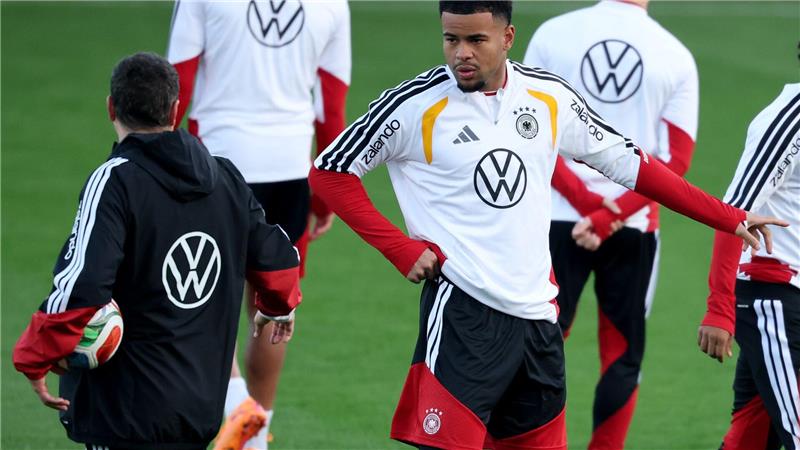 Noah Atubolu um Gespräch mit Torwart-Trainer Andreas Kronenberg. 