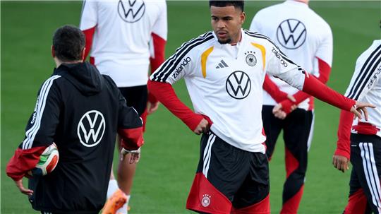 Noah Atubolu um Gespräch mit Torwart-Trainer Andreas Kronenberg. 