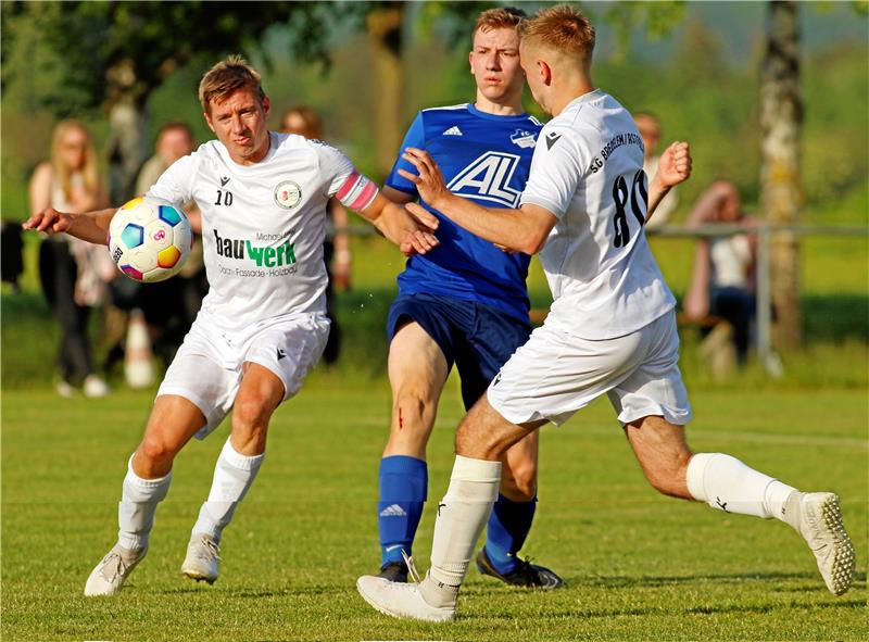Vienenburg und Othfresen jagen den Spitzenreiter Noah Tiepolt (M.) und der Tabellendritte FC Othfresen müssen ihr Heimspiel gegen die SVG Oberharz gewinnen und auf Ausrutscher der Konkurrenz hoffen. Foto: Epping