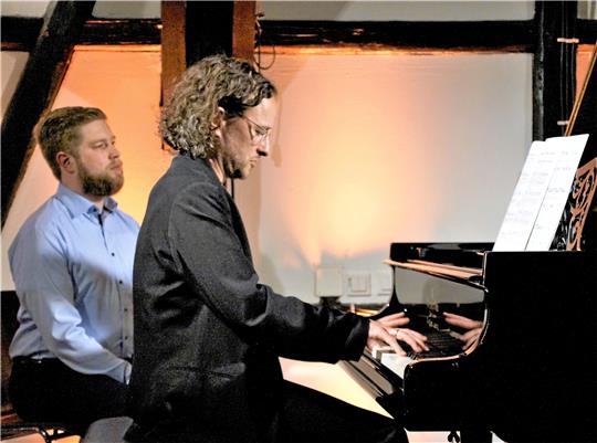 Noah Vinzens (li.) lauscht dem Spiel des mehrfach preisgekrönten Pianisten Martin Helmchen, der beim Steinway-Gedächtniskonzert in der Wolfshäger Festhalle 150 Besucher in seinen Bann zieht.  Foto: Dürich