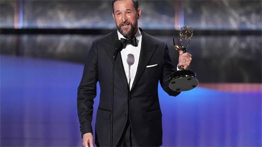 Noah Wyle ist nominiert für einen Emmy für seine Leistung in der Krankenhausserie „The Pitt“. 