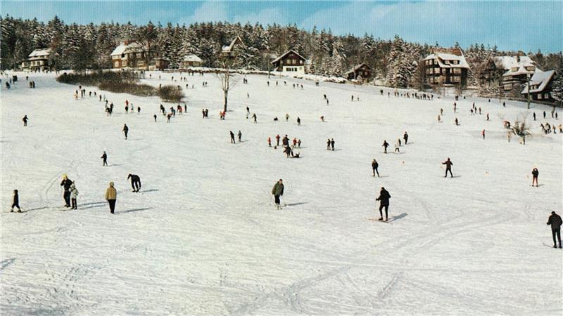 Seit wann wird an der Skiwiese am Rathaus Wintersport betrieben? Noch 1972 befindet sich der Skilift der Skiwiese am Rathaus im hinteren Bereich Richtung Bismarckstraße. Vorne sind wie im Bild zu sehen, Skiwanderer, Schlittenfahrer und Passanten unterwegs.