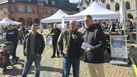 Noch Fragen an die Fachleute? Jörg Kleine (r.) war mit dem Mikrofon auf dem Marktplatz zur Stelle – hier bei Oliver Kasties von der Stadtverwaltung.