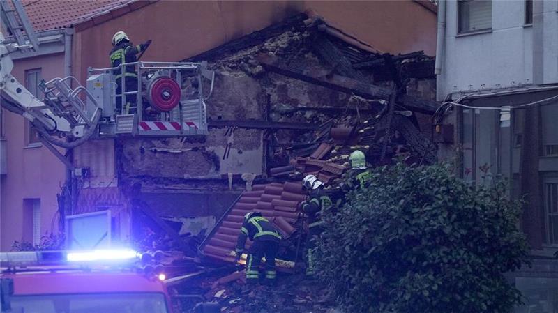 Noch Stunden nach dem Einsturz wurde in den Trümmern nach Opfern gesucht.