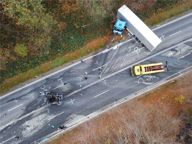 Tödlicher B4-Unfall: Polizei vermeldet neue Erkenntnisse Noch am Abend nach dem Unfall beginnen die Ermittlungen zur Ursache – die Polizei bringt Markierungen auf der Straße an. Mit einem Kran werden die Wracks abtransportiert. Foto: Neuendorf