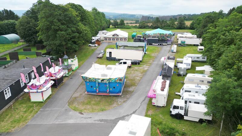 Noch befindet sich das Schützen- und Volksfest im Aufbau, am Wochenende soll hier dann der Bär steppen.