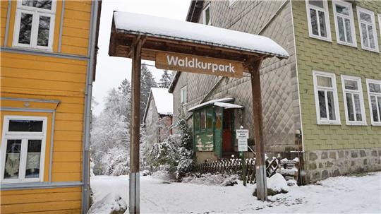 Noch befindet sich ein Zugang zum Waldkurpark in der Schützenstraße. Das soll aber bald nicht mehr möglich sein, Grund ist ein auslaufender Vertrag zum Wegerecht – also ganz unabhängig von einem möglichen Bau eines Baumhaushotels. Foto: Neuendorf