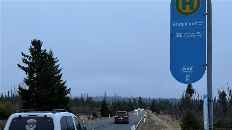 Noch bis 14. Dezember heißt die Bushaltestelle an der B4 „Ehrenfriedhof“, dann ist Fahrplanwechsel und sie heißt dann „Kriegsgräberstätte“.