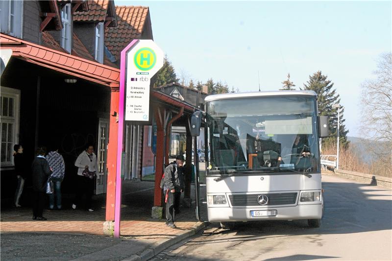 Braunlage: Buslinie nach Herzberg nur am Wochenende Noch bis 31. Juli fährt die RBB St. Andreasberg täglich (Foto) und am Wochenende auch Braunlage an. Danach übernimmt die Verkehrsgesellschaft Südniedersachsen. Die Bushaltestelle in der Bergstadt ist aber mittlerweile nicht mehr am alten Bahnhof, sondern um wenige Meter verlegt worden. Archivfoto: Eggers