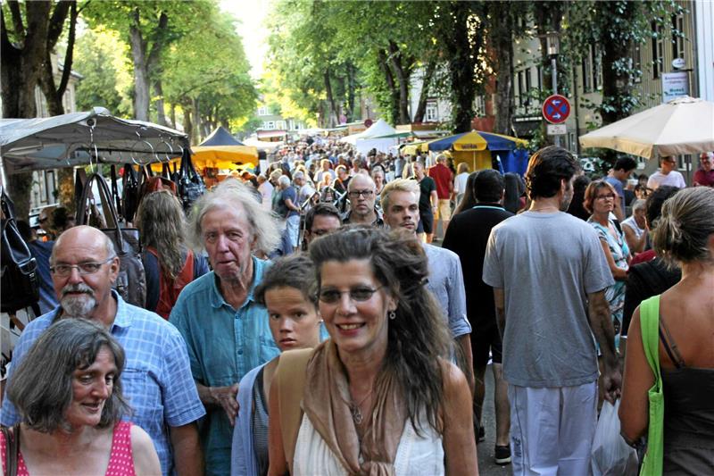 Noch bis Oktober lockt der Oberharzer Bergbauernmarkt jeden Donnerstagabend auf Zellerfelds „Grüne Meile“. Fotos: Stumpf
