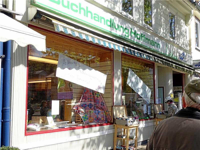 Noch bis einschließlich 16. Mai bietet die Buchhandlung Hoffmann einen Räumungsverkauf an – Kunden müssen wegen des Corona-Virus aber mit längeren Wartezeiten vor dem Geschäft rechnen.  Fotos: Exner