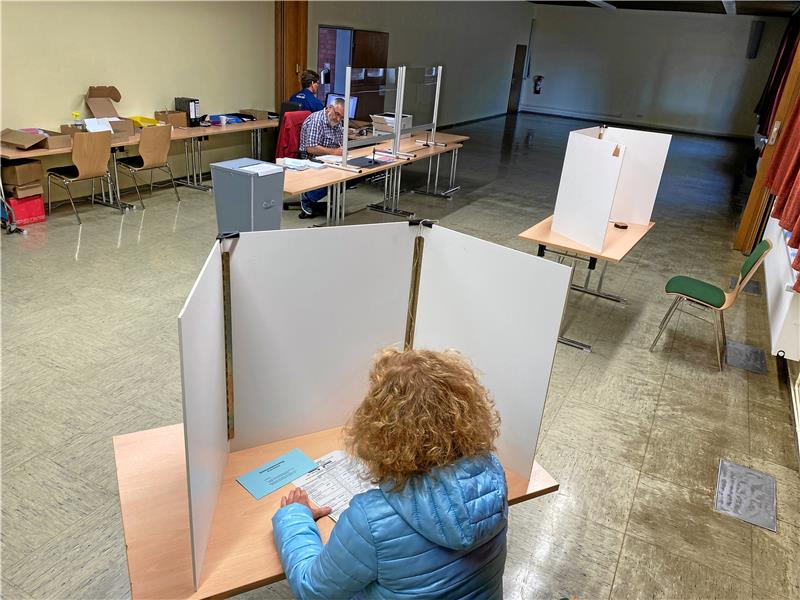 Bad Harzburger wählen schon fleißig Noch bis einschließlich 7. Oktober ist die Stimmabgabe für die Landtagswahl im Freizeitzentrum möglich. Dieses Foto ist natürlich mit einer Komparsin gestellt, denn auch die Briefwahl ist geheim und wird nicht fotografiert. Foto: Schlegel