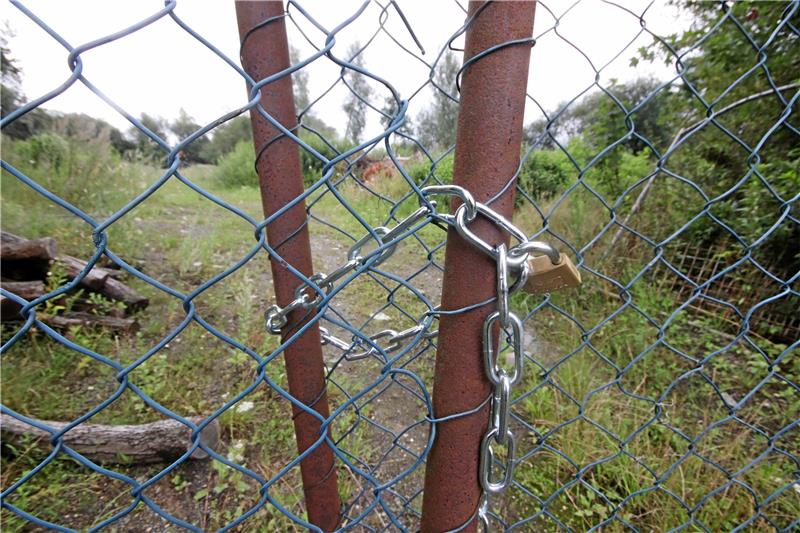 Altlast Grube Ida in Othfresen: Räumung verzögert sich Noch bleiben die Tore zum Gelände der Altlast Grube Ida bei Othfresen verschlossen. Die Räumung beginnt nun erst Ende August/Anfang September. Foto: Gereke