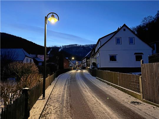 Noch brennen die Straßenlaternen, aber die Frage, ob das aus Energiespargründen demnächst überall oder in Teilen der Stadt nicht mehr so ist, sorgt für ein gewisses öffentliches Interesse. Gehört aber nicht in die Öffentlichkeit, findet jedenfalls die Stadtverwaltung. Foto: Schlegel