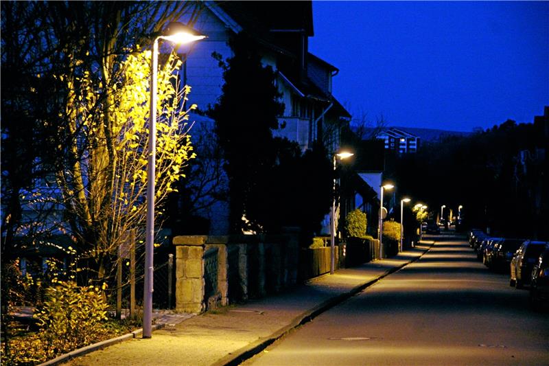Noch brennt die Straßenbeleuchtung überall in der Stadt, auch im Ostviertel. Allerdings startet die Stadtverwaltung bereits erste Testläufe, um zu schauen, ob eine Nachtabschaltung funktionieren würde und wie sie wirkt. Archivfoto: Schlegel