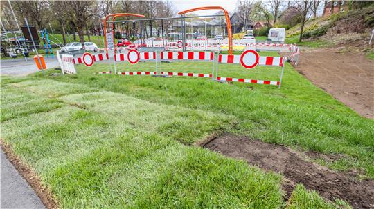 Noch darf der frische Rollrasen am Pumptrack nicht betreten werden.