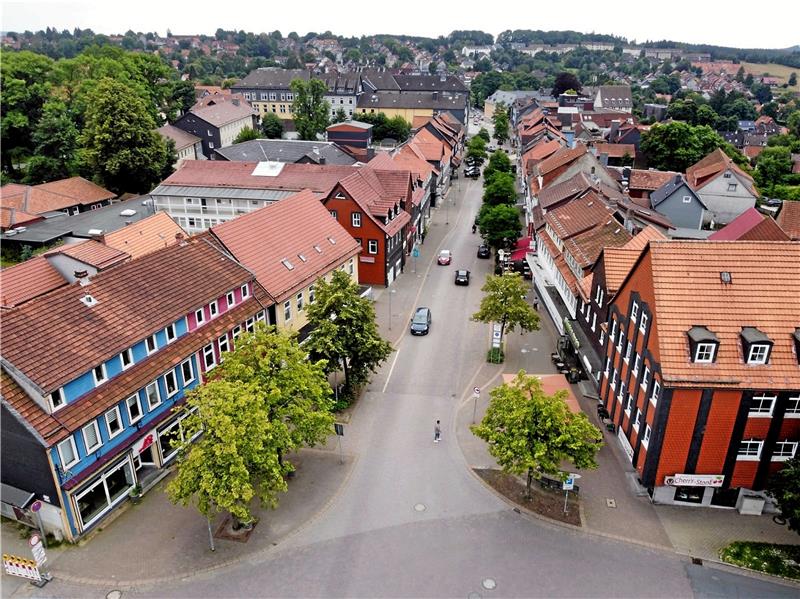 Noch dürfen Autos auf der Adolph-Roemer-Straße in beide Richtungen fahren – wenn es nach der Glück-Auf-Gruppe geht, sollen sie künftig nur noch bergaufwärts in Richtung Kronenplatz fahren. Archivfoto: Neuendorf