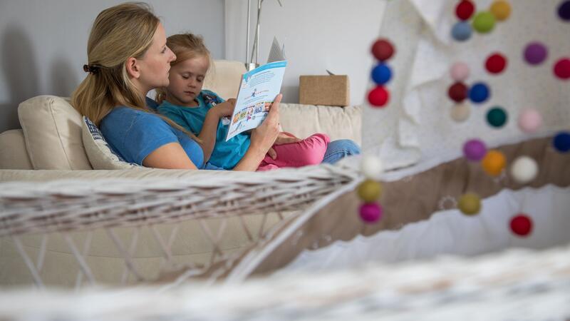 Noch ein Bilderbuch vor dem Schlafen: Solche Rituale geben Kindern Sicherheit.