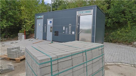 Noch eine Baustelle: Am Mittwoch soll die öffentliche Toilette auf dem Hahnenkleer Großparkplatz eröffnet werden.