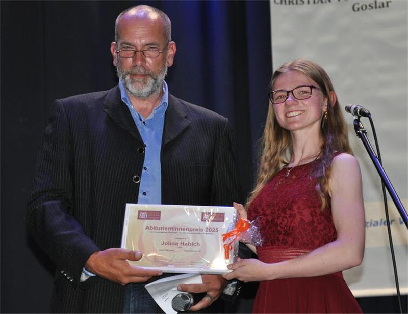 Goslarer CvD-Gymnasium entlässt seinen Premieren-Jahrgang Noch eine Ehrung: CvD-Vize Holger Ritzke überreicht den Zontapreis an Jolina Habich.