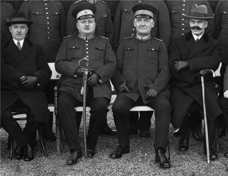 Erinnern an Nazi-Opfer: Polizeioberinspektor Friedrich Ostheeren Noch einmal herausgezogen und in groß: Friedrich Ostheeren ist der Polizist mit dem Säbel in der Hand.