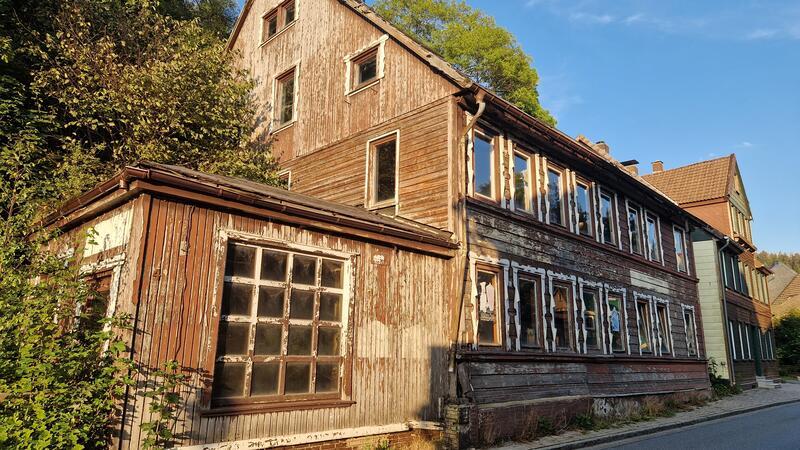 Abriss der Altenauer Schusterklause: Vollsperrung ist notwendig Noch gammelt die Altenauer Schusterklause an der Hüttenstraße vor sich hin. Ab nächster Woche soll sie jedoch abgerissen werden.