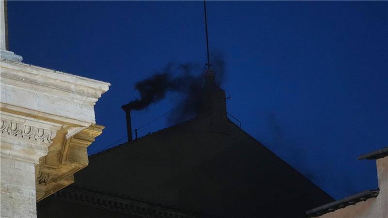 Schwarzer Rauch: Noch kein neuer Papst gewählt Noch gibt es keinen neuen Papst.