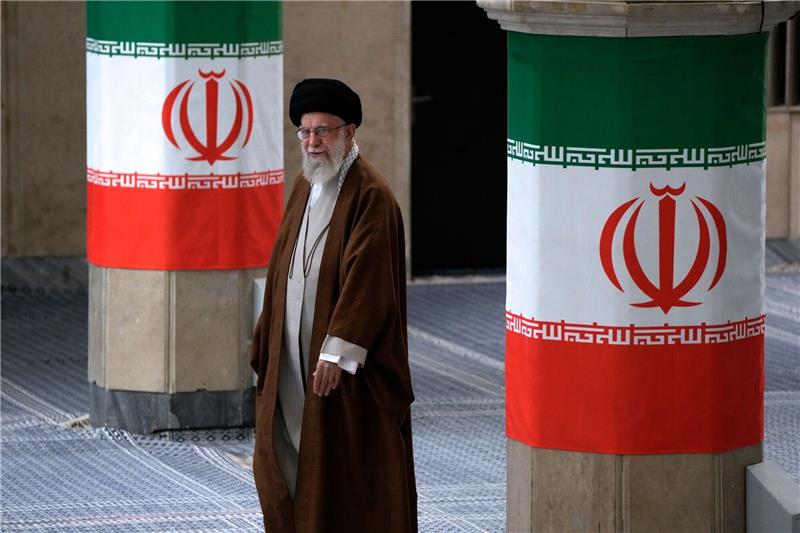 Iran: Zwischen Machtkampf und nationaler Versöhnung Noch gilt er al der mächtigste Mann Irans: Ajatollah Ali Chamenei, der Oberste Religionsführer im Iran.