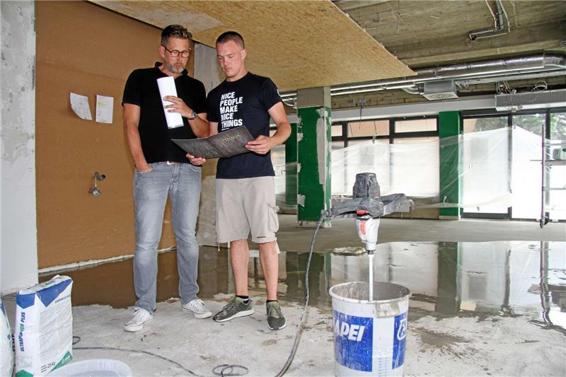 Noch herrscht im zukünftigen „Wildfang“ am Jakobikirchhof eher Baustellenflair. Doch Alexander Scharf (li.) und Maik Jankowsky wollen am 26. August dort ein heimeliges Wirtshaus eröffnen. Fotos: Sowa