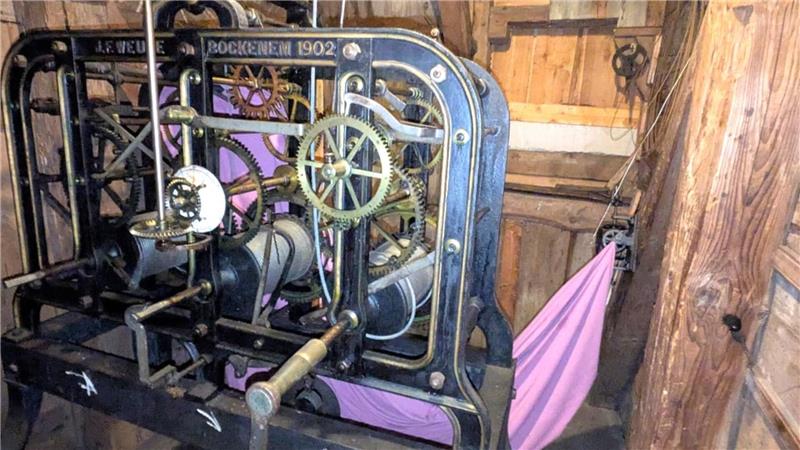 Noch heute befindet sich im Inneren des Turms ein Uhrwerk der Firma Weule aus 1902. Bis in die 2000er Jahre musste es mechanisch aufgezogen werden.