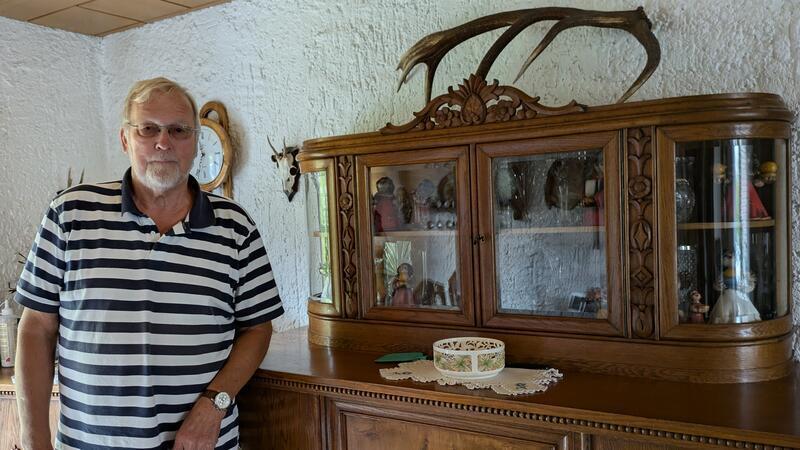 Noch heute besitzt Eckard Owe einige Möbelstücke seines Großvaters.