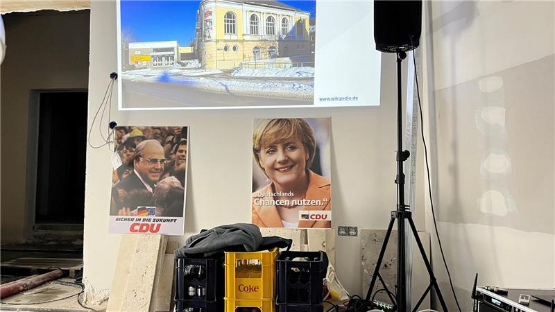 Wahlplakate sind in einem Raum in einer Baustelle zu sehen.