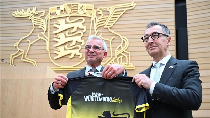 Noch im Plenarsaal bekam Özdemir das erste Geschenk.