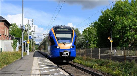 Noch immer ist unklar, warum eine 16-Jährige in Friedland am Bahnsteig starb. Der Bahnhof steht seither im Fokus der Ermittlungen.
