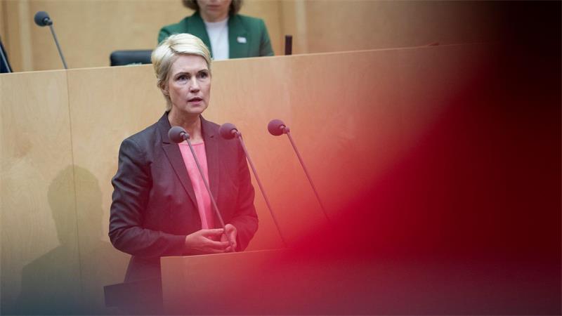 Noch immer muss bei manchen Vertragsabschlüssen eine zurückliegende Krebserkrankung erwähnt werden, kritisiert Schwesig.