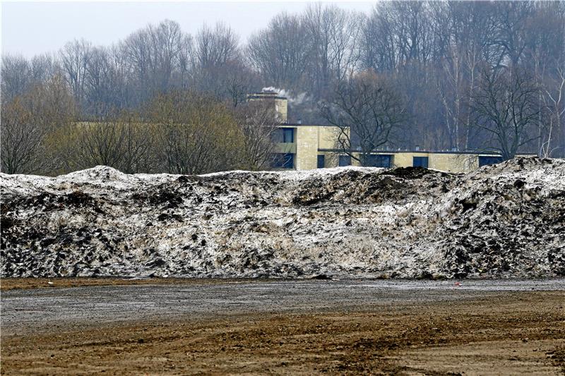 Noch immer türmen sich auf dem Osterfeld Schneeberge. Foto: Epping