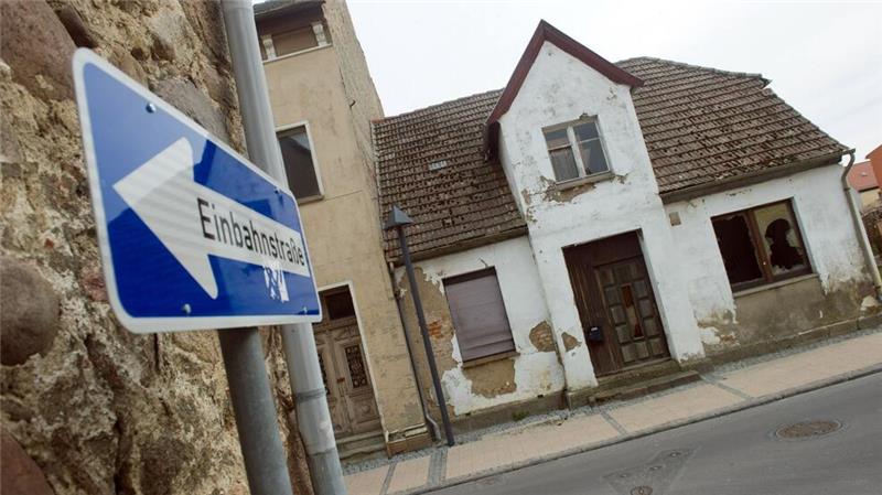 Abwanderung junger Menschen aus dem Osten hält an Noch immer wandern junge Menschen aus dem Osten ab