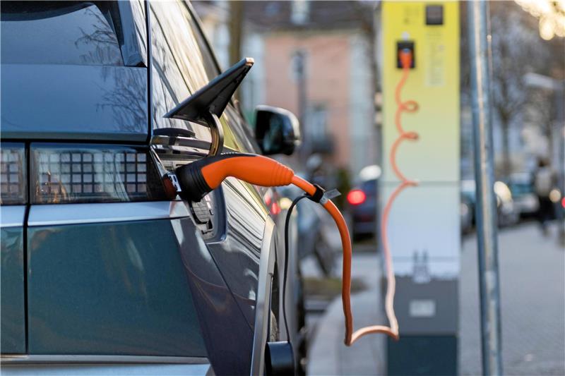 Bad Harzburg bekommt mehrere neue E-Ladesäulen Noch in diesem Jahr sollen in Bad Harzburg zwei neue E-Ladestationen gebaut werden, eine weitere –schnellere –kommt in einigen Monaten dazu. Eine weitere öffentliche gibt es bereits am neuen Großparkplatz an der Nordhäuser Straße. Fotos: Pixabay/ Schlegel