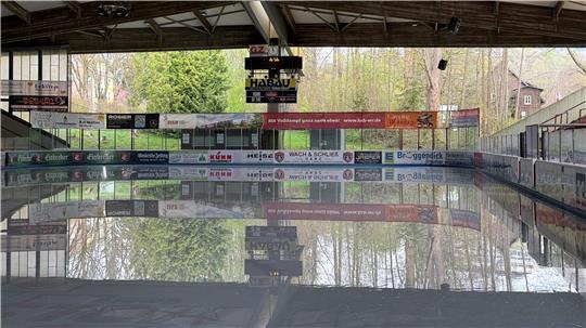 Noch ist das Eis im Stadion nur leicht abgetaut. Auf dem noch gefrorenen Nass befindet sich ein Millimeter hoher Wasserfilm. Es dauert etwa zwei Wochen, bis es komplett geschmolzen ist.