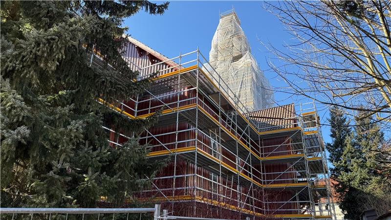 Noch ist das Gerüst da und am Mittwoch sind die Arbeiten ins Stocken geraten, aber in den nächsten Tagen soll es laut Landeskirche mit dem Abbau des Gerüsts ums Kirchenschiff weiter gehen. Die Konstruktion am Turm bleibt erst einmal, an dem die Sanierungsarbeiten weiter gehen.