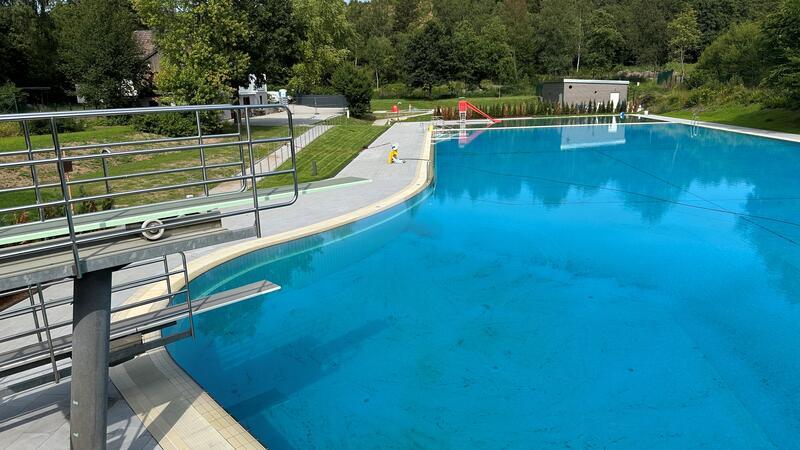 Das Freibad öffnet am Freitag um 11.30 Uhr wieder Noch ist das Waldschwimmbad in Hohegeiß leer. Das dürfte sich am morgigen Freitag ändern. An dem Tag wird das Bad mit großem Bohai und freiem Eintritt eröffnet.