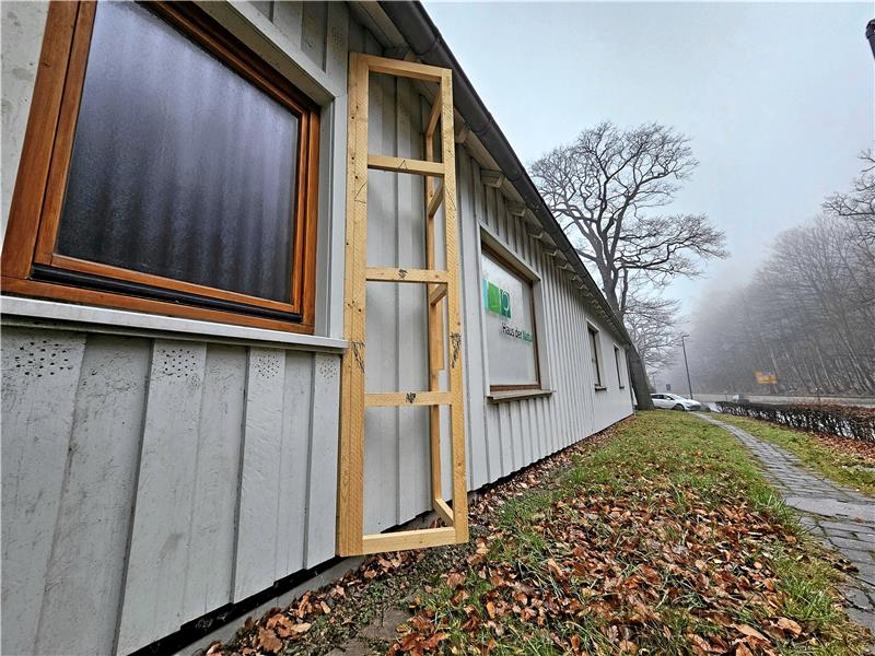 Noch ist der Schriftzug „Haus der Natur“ zu lesen. Bald aber wird dort in der von den Trägern der Einrichtung gewählten Schreibweise „HarzWaldHaus“ erscheinen – je nach Perspektive. Prismen, die Holzkonstruktion deutet es an, sollen den speziellen Effekt bringen. Fotos: Potthast