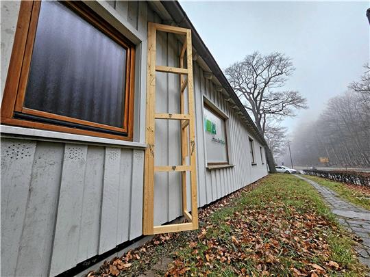 Noch ist der Schriftzug „Haus der Natur“ zu lesen. Bald aber wird dort in der von den Trägern der Einrichtung gewählten Schreibweise „HarzWaldHaus“ erscheinen – je nach Perspektive. Prismen, die Holzkonstruktion deutet es an, sollen den speziellen Effekt bringen. Fotos: Potthast