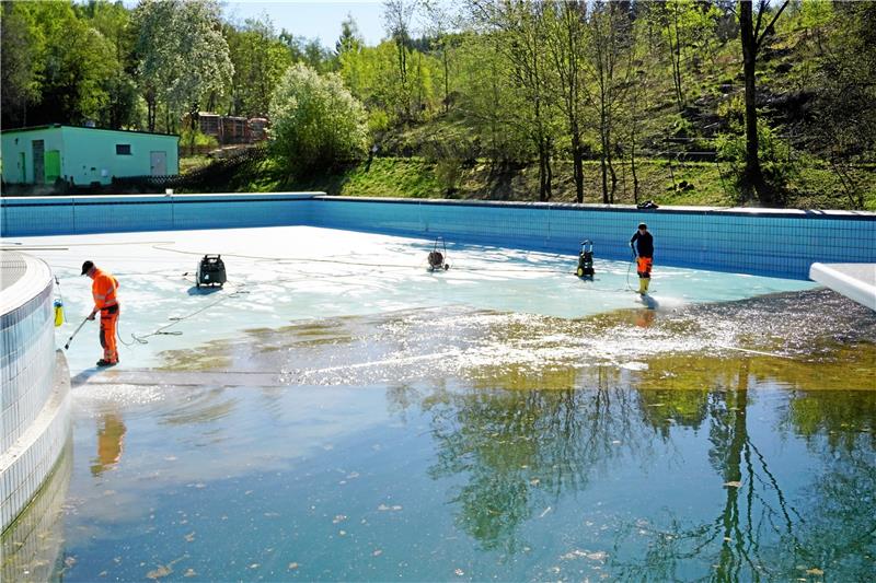Bekommt das Freibad Hohegeiß Fliesen oder Edelstahl? Noch ist der Schwimmerbereich am Rand gefliest und am Boden betoniert. Weil die Pflege mit Saubermachen und Ersetzen defekter Fliesen bislang gerade vor Saisonbeginn immer viel Arbeit verursacht hat, liebäugeln die Kommunalpolitiker damit, das Becken komplett mit Edelstahl zu verkleiden. Das allerdings wird immer teurer. Foto: GZ-Archiv
